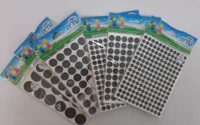 מדבקות שחורות עגולות