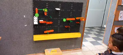 לוח פעילות לבניה גלגלי שיניים- משחט לוח קיר לגיגו <BR> ערכה של 205 חלקים עם 16 לוחות