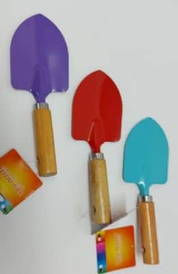 כף לגינה צבעונית ידית עץ 21 ס"מ