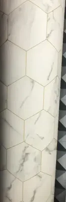 שטיח פי וי סי דגם משושים שיש לבן <BR> רוחב 2 מטר <BR> דגם 8<BR> אין החלפות/החזרות. טעות בהזמנה על חשבון הלקוח