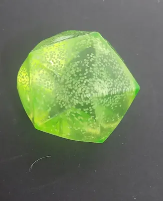 כדור מעיכה זוהר בחושך