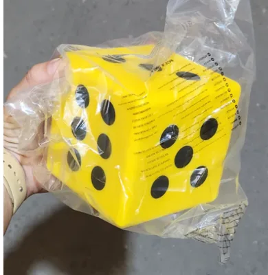 קוביית סיליקון עם נקודות