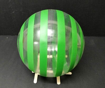 מגוון כדורים שקופים עם פסים